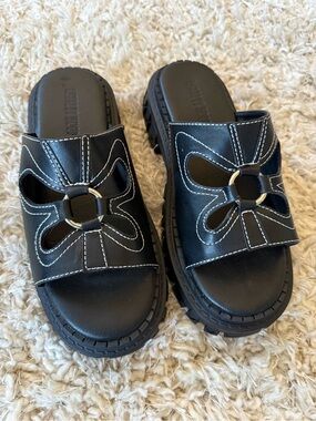 dEliA*s Y2K  Black platform Sandals with Cutout Flower Detail